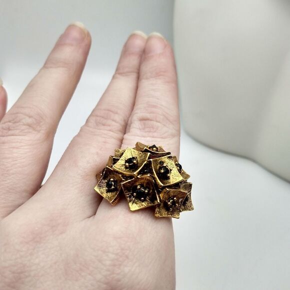 Gold tone with gorgeous garnet stone ring size 7 - Picture 2 of 5